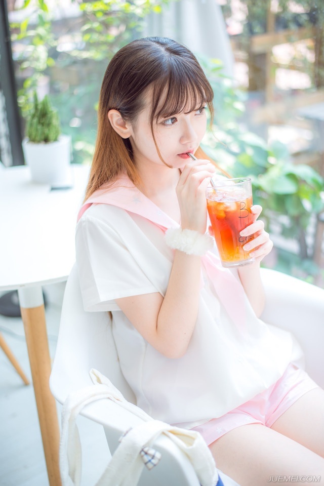 “若但以军略而论，士元胜我多矣。”诸葛亮苦笑着摇头道。